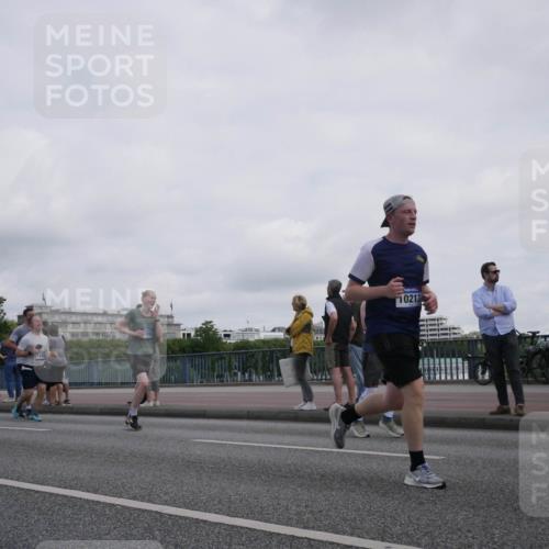 29.06.2025 - hella hamburg halbmarathon Luisa Fischer http://msf.ph/oto/8501168 29.06.2025 10:07:42 Kennedybrücke 13625, 098, 10213, 1316, 2011, 2698, 4146, 4904, 6311, 8089, 8217, 10213 meine-sportfotos.de