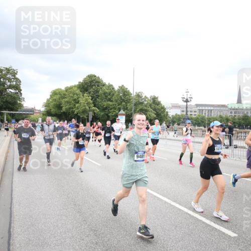29.06.2025 - hella hamburg halbmarathon Jannik Wohlers http://msf.ph/oto/8501170 29.06.2025 10:57:44 Lombardsbrücke 1001, 1388, 2043, 2169, 2273, 2275, 3644, 3936, 4117, 4429, 5104, 5676, 5782, 6316, 6337, 6825, 7262, 7556, 7664, 7783, 7977, 7990, 8076, 8439, 8440, 8441, 8442, 8512, 8713, 8888, 9180, 9319, 9398, 9436, 9481, 9832, 10058, 10380, 10462, 10560, 10635, 10737, 10937, 11037, 11263, 11353, 11392, 11615, 11636, 11732, 12122, 13218, 13226, 13352, 13358, 13364, 13469, 13553, 13804, 14453, 14507, 14533, 14634, 14685, 15282, 15510, 15552, 15916, 16048, 16329, 16349, 17881 meine-sportfotos.de