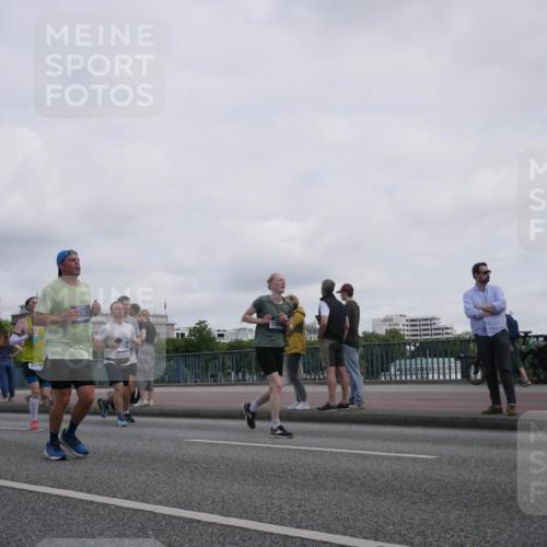 29.06.2025 - hella hamburg halbmarathon Luisa Fischer http://msf.ph/oto/8501174 29.06.2025 10:07:43 Kennedybrücke 2011, 25, 1709, 1316, 2011, 2463, 2698, 4146, 4904, 6311, 8089, 8217, 10213 meine-sportfotos.de