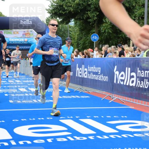 29.06.2025 - hella hamburg halbmarathon Strokosch-Dieckow http://msf.ph/oto/8501180 29.06.2025 10:53:01 Ziel 2208, 3059, 3258, 3334, 4121, 4770, 5907, 7509, 7864, 8139, 8587, 9093, 9537, 12155, 12367, 12519, 12910, 14323, 14791, 15430, 18590, 18720, 19208 meine-sportfotos.de