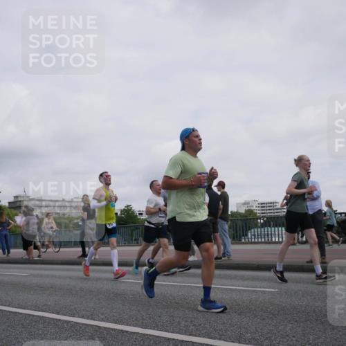 29.06.2025 - hella hamburg halbmarathon Luisa Fischer http://msf.ph/oto/8501183 29.06.2025 10:07:44 Kennedybrücke 201, 1316, 2011, 2463, 2698, 4146, 6311, 8089, 8217, 10213 meine-sportfotos.de