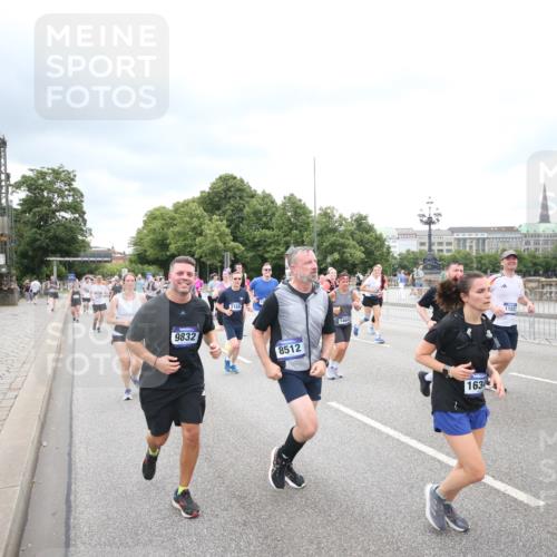 29.06.2025 - hella hamburg halbmarathon Jannik Wohlers http://msf.ph/oto/8501194 29.06.2025 10:57:46 Lombardsbrücke 1001, 1388, 2043, 2169, 2273, 2275, 3936, 4117, 4429, 5104, 5676, 5782, 6316, 6337, 6825, 7262, 7617, 7664, 7783, 7977, 7990, 8076, 8439, 8440, 8441, 8442, 8512, 8888, 9180, 9319, 9398, 9436, 9481, 9636, 9832, 10058, 10462, 10560, 10635, 10737, 10937, 11037, 11263, 11353, 11392, 11615, 11636, 11732, 12122, 12433, 13218, 13226, 13355, 13356, 13358, 13364, 13469, 13553, 13804, 14507, 14533, 14634, 14685, 15282, 15510, 15916, 16048, 16329, 16349, 17881 meine-sportfotos.de