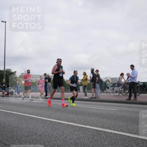 29.06.2025 - hella hamburg halbmarathon Luisa Fischer http://msf.ph/oto/8501202 29.06.2025 10:07:46 Kennedybrücke 1852, 414, 175, 1852, 8217, 1316, 2011, 2463, 2698, 4146, 6311, 8089, 8217, 9280 meine-sportfotos.de