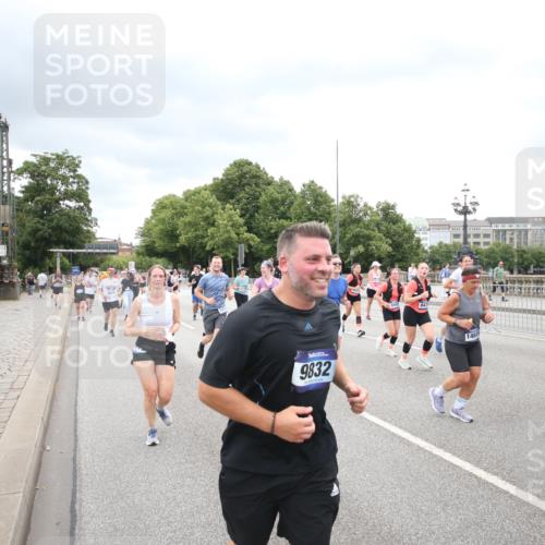 29.06.2025 - hella hamburg halbmarathon Jannik Wohlers http://msf.ph/oto/8501210 29.06.2025 10:57:47 Lombardsbrücke 1001, 1388, 1845, 2043, 2169, 2273, 2275, 3936, 4117, 4429, 5104, 5676, 5782, 6316, 6825, 7262, 7617, 7664, 7783, 7977, 7990, 8076, 8439, 8440, 8441, 8442, 8512, 8888, 9180, 9239, 9319, 9481, 9636, 9832, 10058, 10462, 10473, 10560, 10635, 10737, 10937, 11037, 11263, 11353, 11392, 11615, 11636, 11732, 12122, 12433, 13218, 13226, 13355, 13356, 13358, 13364, 13469, 13553, 13804, 14533, 14634, 14685, 15282, 15510, 15916, 16048, 16329, 16349, 16408, 17881 meine-sportfotos.de