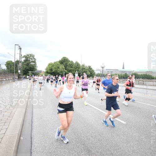 29.06.2025 - hella hamburg halbmarathon Jannik Wohlers http://msf.ph/oto/8501213 29.06.2025 10:57:48 Lombardsbrücke 1001, 1388, 1845, 2043, 2169, 2273, 2275, 3936, 4117, 4429, 5104, 5676, 5782, 6825, 7262, 7617, 7664, 7783, 7977, 7990, 8076, 8439, 8440, 8441, 8442, 8512, 8888, 9180, 9239, 9319, 9481, 9636, 9832, 10058, 10462, 10473, 10635, 10737, 10937, 11037, 11392, 11615, 11636, 11708, 11732, 12122, 12433, 13218, 13226, 13355, 13356, 13358, 13469, 13553, 14533, 14634, 14685, 15282, 15916, 16048, 16329, 16349, 16408, 17881 meine-sportfotos.de
