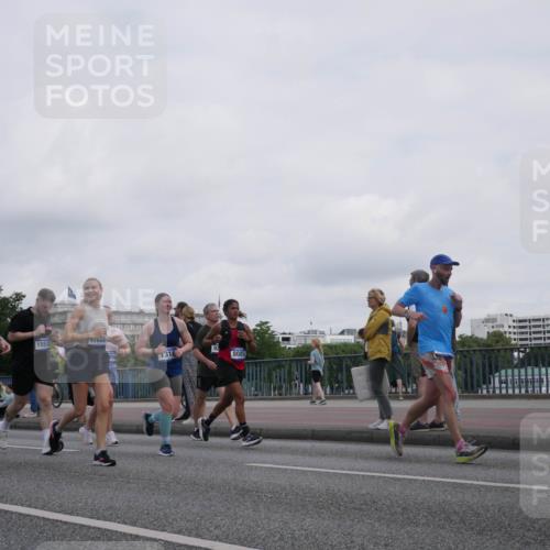 29.06.2025 - hella hamburg halbmarathon Luisa Fischer http://msf.ph/oto/8501238 29.06.2025 10:07:50 Kennedybrücke 17685, 15532, 17686, 316, 92, 8089, 1316, 2463, 2698, 3994, 4146, 6311, 8089, 8217, 9280, 10100, 10709 meine-sportfotos.de