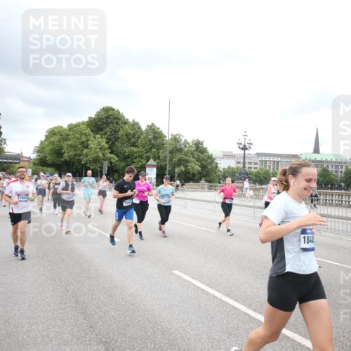 29.06.2025 - hella hamburg halbmarathon Jannik Wohlers http://msf.ph/oto/8501246 29.06.2025 10:57:50 Lombardsbrücke 1001, 1845, 2043, 2169, 2273, 2275, 3540, 4117, 5104, 5676, 5782, 6825, 7262, 7617, 7664, 7783, 7977, 7990, 8076, 8439, 8440, 8441, 8442, 8512, 8888, 9123, 9180, 9239, 9319, 9481, 9636, 9832, 10058, 10462, 10473, 10635, 10937, 11037, 11615, 11636, 11708, 12122, 12433, 13218, 13226, 13355, 13356, 13469, 14533, 14584, 14634, 15282, 15916, 16048, 16329, 16349, 16408, 16878, 17227, 17228, 17881 meine-sportfotos.de