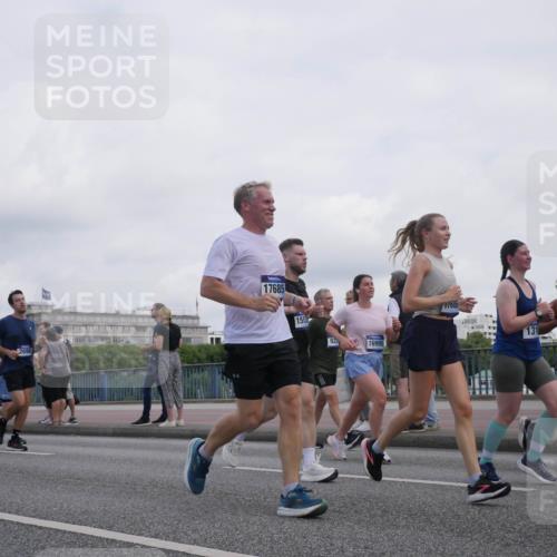29.06.2025 - hella hamburg halbmarathon Luisa Fischer http://msf.ph/oto/8501249 29.06.2025 10:07:52 Kennedybrücke 2463, 2698, 17685, 155, 928, 16995, 17686, 131, 8089, 1316, 1559, 2463, 2698, 3994, 6311, 8089, 9280, 10100, 10709, 10834 meine-sportfotos.de