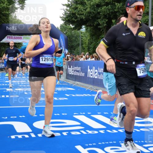 29.06.2025 - hella hamburg halbmarathon Strokosch-Dieckow http://msf.ph/oto/8501254 29.06.2025 10:53:00 Ziel 2099, 2208, 3059, 3258, 3334, 4121, 4770, 5907, 7509, 7864, 8139, 8587, 9093, 9537, 10724, 12155, 12367, 12519, 12910, 14323, 14791, 15430, 18590, 18720, 19208 meine-sportfotos.de