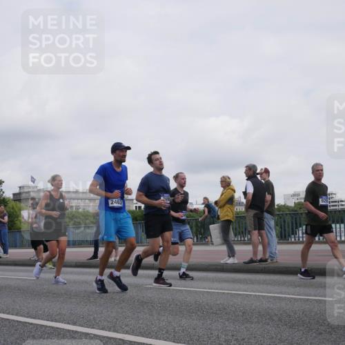 29.06.2025 - hella hamburg halbmarathon Luisa Fischer http://msf.ph/oto/8501263 29.06.2025 10:07:53 Kennedybrücke 2463, 2698, 1126, 1316, 1559, 2463, 2698, 3994, 8089, 9280, 10100, 10709, 10834 meine-sportfotos.de