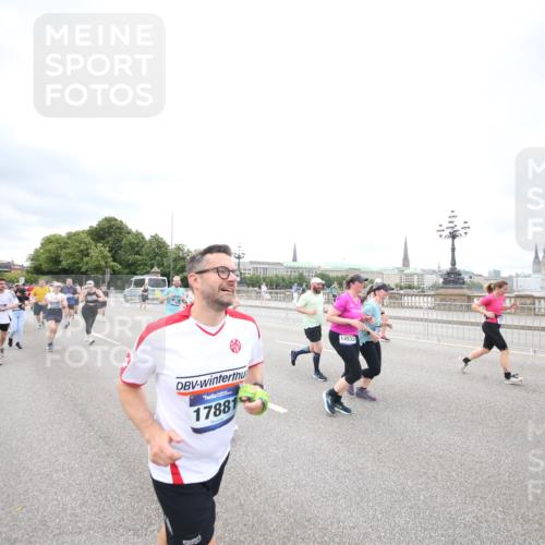 29.06.2025 - hella hamburg halbmarathon Jannik Wohlers http://msf.ph/oto/8501284 29.06.2025 10:57:53 Lombardsbrücke 1001, 1845, 2043, 2169, 2273, 2275, 3540, 3868, 4117, 5104, 5159, 5655, 5782, 5988, 6825, 7262, 7617, 7664, 7783, 8076, 8439, 8440, 8441, 8442, 8512, 8888, 9123, 9239, 9636, 10058, 10462, 10473, 10498, 10937, 11037, 11615, 11636, 11708, 12310, 12433, 13218, 13226, 13355, 13356, 13469, 14533, 14584, 14634, 15282, 15916, 15926, 16048, 16329, 16408, 16561, 16878, 17227, 17228, 17881 meine-sportfotos.de
