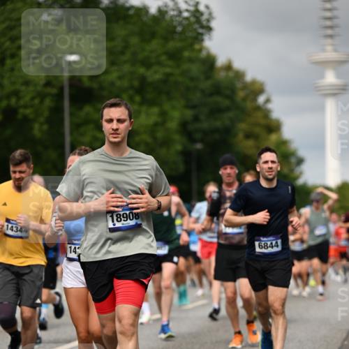 29.06.2025 - hella hamburg halbmarathon Dr. Thomas Lammeyer http://msf.ph/oto/8501287 29.06.2025 10:25:00 Kennedybrücke 1011, 2053, 2101, 2325, 2834, 2923, 2986, 3161, 3781, 3813, 3842, 4082, 4154, 4166, 4288, 4754, 4869, 5181, 5625, 5811, 5812, 6275, 6308, 6608, 6844, 6951, 7608, 8113, 8146, 8724, 8940, 9005, 9011, 9236, 9981, 10039, 10350, 10585, 10602, 10613, 11100, 11145 meine-sportfotos.de