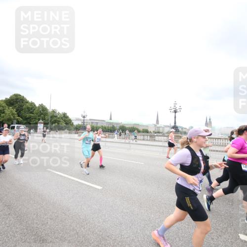 29.06.2025 - hella hamburg halbmarathon Jannik Wohlers http://msf.ph/oto/8501298 29.06.2025 10:57:54 Lombardsbrücke 1001, 1845, 2043, 2169, 2273, 2275, 3540, 3868, 4117, 5104, 5159, 5655, 5782, 5988, 6825, 7262, 7617, 7664, 7783, 8076, 8439, 8440, 8441, 8442, 8512, 8888, 9123, 9239, 9636, 10058, 10462, 10473, 10498, 10937, 11037, 11615, 11636, 11708, 12023, 12024, 12310, 12433, 13218, 13226, 13355, 13356, 13469, 14533, 14584, 14634, 15282, 15916, 15926, 16048, 16329, 16408, 16561, 16878, 17227, 17228, 17881 meine-sportfotos.de