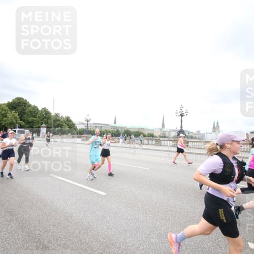 29.06.2025 - hella hamburg halbmarathon Jannik Wohlers http://msf.ph/oto/8501302 29.06.2025 10:57:54 Lombardsbrücke 1001, 1845, 2043, 2169, 2273, 2275, 3540, 3868, 4117, 5104, 5159, 5655, 5782, 5988, 6825, 7262, 7617, 7664, 7783, 8076, 8439, 8440, 8441, 8442, 8512, 8888, 9123, 9239, 9636, 10058, 10462, 10473, 10498, 10937, 11037, 11615, 11636, 11708, 12023, 12024, 12310, 12433, 13218, 13226, 13355, 13356, 13469, 14533, 14584, 14634, 15282, 15916, 15926, 16048, 16329, 16408, 16561, 16878, 17227, 17228, 17881 meine-sportfotos.de