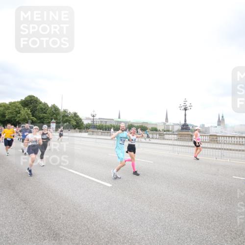 29.06.2025 - hella hamburg halbmarathon Jannik Wohlers http://msf.ph/oto/8501306 29.06.2025 10:57:54 Lombardsbrücke 1001, 1845, 2043, 2169, 2273, 2275, 3540, 3868, 4117, 5104, 5159, 5655, 5782, 5988, 6825, 7262, 7617, 7664, 7783, 8076, 8439, 8440, 8441, 8442, 8512, 8888, 9123, 9239, 9636, 10058, 10462, 10473, 10498, 10937, 11037, 11615, 11636, 11708, 12023, 12024, 12310, 12433, 13218, 13226, 13355, 13356, 13469, 14533, 14584, 14634, 15282, 15916, 15926, 16048, 16329, 16408, 16561, 16878, 17227, 17228, 17881 meine-sportfotos.de