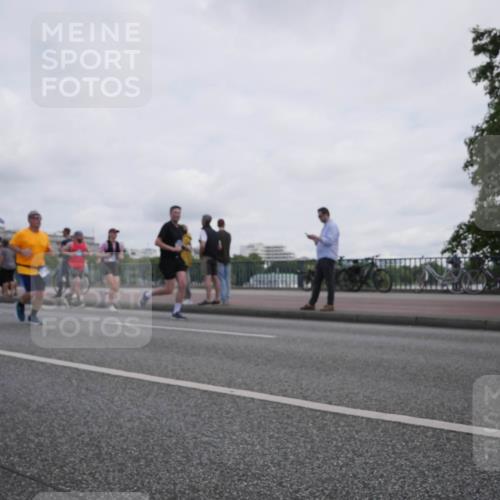 29.06.2025 - hella hamburg halbmarathon Luisa Fischer http://msf.ph/oto/8501310 29.06.2025 10:07:59 Kennedybrücke 1126, 1347, 1559, 2424, 2540, 2852, 3994, 4293, 4538, 7017, 9280, 10100, 10709, 10834 meine-sportfotos.de