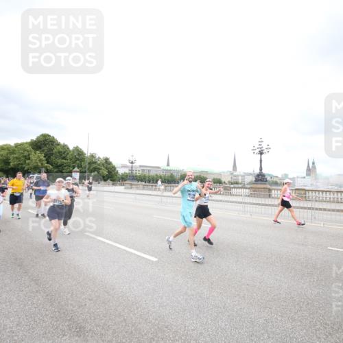 29.06.2025 - hella hamburg halbmarathon Jannik Wohlers http://msf.ph/oto/8501316 29.06.2025 10:57:54 Lombardsbrücke 1001, 1845, 2043, 2169, 2273, 2275, 3540, 3868, 4117, 5104, 5159, 5655, 5782, 5988, 6825, 7262, 7617, 7664, 7783, 8076, 8439, 8440, 8441, 8442, 8512, 8888, 9123, 9239, 9636, 10058, 10462, 10473, 10498, 10937, 11037, 11615, 11636, 11708, 12023, 12024, 12310, 12433, 13218, 13226, 13355, 13356, 13469, 14533, 14584, 14634, 15282, 15916, 15926, 16048, 16329, 16408, 16561, 16878, 17227, 17228, 17881 meine-sportfotos.de