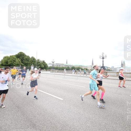 29.06.2025 - hella hamburg halbmarathon Jannik Wohlers http://msf.ph/oto/8501328 29.06.2025 10:57:55 Lombardsbrücke 1001, 1845, 2043, 2169, 2273, 2275, 3540, 3868, 4117, 5104, 5159, 5655, 5782, 5988, 6825, 7262, 7617, 7664, 7783, 8076, 8439, 8440, 8441, 8442, 8888, 9123, 9239, 9636, 10058, 10462, 10473, 10498, 10937, 11037, 11708, 12023, 12024, 12310, 12433, 13218, 13226, 13355, 13356, 13469, 14533, 14584, 14634, 15916, 15926, 16048, 16329, 16408, 16561, 16878, 17227, 17228, 17881, 18822 meine-sportfotos.de
