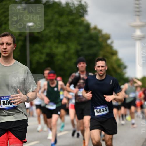 29.06.2025 - hella hamburg halbmarathon Dr. Thomas Lammeyer http://msf.ph/oto/8501329 29.06.2025 10:25:01 Kennedybrücke 1011, 2053, 2101, 2325, 2834, 2923, 2986, 3161, 3247, 3781, 3813, 3842, 4082, 4154, 4166, 4288, 4754, 4869, 5181, 5625, 5811, 5812, 6275, 6308, 6608, 6844, 6951, 7608, 8113, 8146, 8724, 8940, 9005, 9011, 9236, 9501, 9981, 10039, 10350, 10585, 10602, 11100, 11145 meine-sportfotos.de