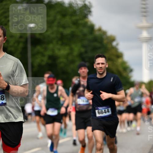 29.06.2025 - hella hamburg halbmarathon Dr. Thomas Lammeyer http://msf.ph/oto/8501334 29.06.2025 10:25:01 Kennedybrücke 1011, 2053, 2101, 2325, 2834, 2923, 2986, 3161, 3247, 3781, 3813, 3842, 4082, 4154, 4166, 4288, 4754, 4869, 5181, 5625, 5811, 5812, 6275, 6308, 6608, 6844, 6951, 7608, 8113, 8146, 8724, 8940, 9005, 9011, 9236, 9501, 9981, 10039, 10350, 10585, 10602, 11100, 11145 meine-sportfotos.de