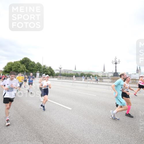 29.06.2025 - hella hamburg halbmarathon Jannik Wohlers http://msf.ph/oto/8501336 29.06.2025 10:57:55 Lombardsbrücke 1001, 1845, 2043, 2169, 2273, 2275, 3540, 3868, 4117, 5104, 5159, 5655, 5782, 5988, 6825, 7262, 7617, 7664, 7783, 8076, 8439, 8440, 8441, 8442, 8888, 9123, 9239, 9636, 10058, 10462, 10473, 10498, 10937, 11037, 11708, 12023, 12024, 12310, 12433, 13218, 13226, 13355, 13356, 13469, 14533, 14584, 14634, 15916, 15926, 16048, 16329, 16408, 16561, 16878, 17227, 17228, 17881, 18822 meine-sportfotos.de