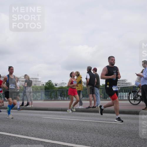 29.06.2025 - hella hamburg halbmarathon Luisa Fischer http://msf.ph/oto/8501346 29.06.2025 10:08:03 Kennedybrücke 4538, 7017, 1126, 1126, 1347, 1559, 2424, 2540, 2852, 4293, 4538, 6907, 6908, 7017, 10100, 10709, 10834 meine-sportfotos.de