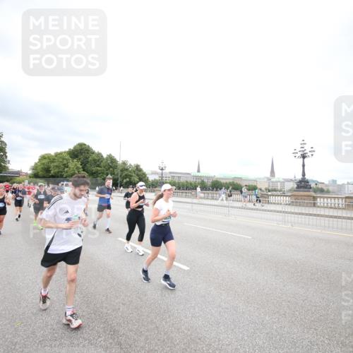 29.06.2025 - hella hamburg halbmarathon Jannik Wohlers http://msf.ph/oto/8501348 29.06.2025 10:57:55 Lombardsbrücke 1001, 1845, 2043, 2169, 2273, 2275, 3540, 3868, 4117, 5104, 5159, 5655, 5782, 5988, 6825, 7262, 7617, 7664, 7783, 8076, 8439, 8440, 8441, 8442, 8888, 9123, 9239, 9636, 10058, 10462, 10473, 10498, 10937, 11037, 11708, 12023, 12024, 12310, 12433, 13218, 13226, 13355, 13356, 13469, 14533, 14584, 14634, 15916, 15926, 16048, 16329, 16408, 16561, 16878, 17227, 17228, 17881, 18822 meine-sportfotos.de