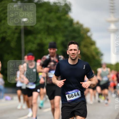 29.06.2025 - hella hamburg halbmarathon Dr. Thomas Lammeyer http://msf.ph/oto/8501358 29.06.2025 10:25:02 Kennedybrücke 1011, 2053, 2101, 2325, 2383, 2834, 2923, 2986, 3161, 3247, 3781, 3813, 3842, 4082, 4154, 4166, 4288, 4754, 4869, 5181, 5625, 5811, 5812, 6275, 6308, 6608, 6844, 6951, 7608, 8113, 8146, 8724, 8940, 9005, 9011, 9236, 9501, 9981, 10039, 10350, 10585, 10602, 11100, 11145 meine-sportfotos.de