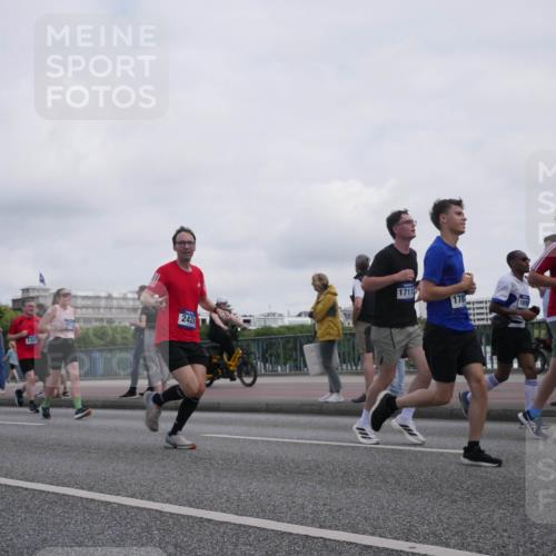 29.06.2025 - hella hamburg halbmarathon Luisa Fischer http://msf.ph/oto/8501370 29.06.2025 10:08:06 Kennedybrücke 2424, 1911, 134, 1711, 178, 701, 1126, 1347, 2424, 2540, 2852, 4293, 4394, 4538, 6907, 6908, 7017 meine-sportfotos.de