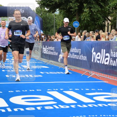 29.06.2025 - hella hamburg halbmarathon Strokosch-Dieckow http://msf.ph/oto/8501372 29.06.2025 10:52:56 Ziel 1257, 1258, 1657, 2099, 2444, 2814, 2910, 3258, 3334, 4557, 4558, 4770, 5077, 5907, 7509, 8139, 8587, 8720, 8955, 9093, 10724, 10811, 11217, 11992, 12155, 12367, 12519, 12910, 14791, 15430, 18590, 18720 meine-sportfotos.de
