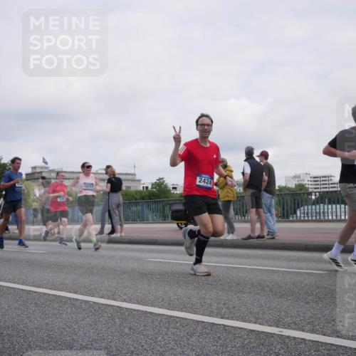 29.06.2025 - hella hamburg halbmarathon Luisa Fischer http://msf.ph/oto/8501375 29.06.2025 10:08:07 Kennedybrücke 1774, 254, 1347, 18111, 2424, 17112, 1347, 2424, 2540, 2852, 4293, 4394, 4538, 6907, 6908, 7017 meine-sportfotos.de