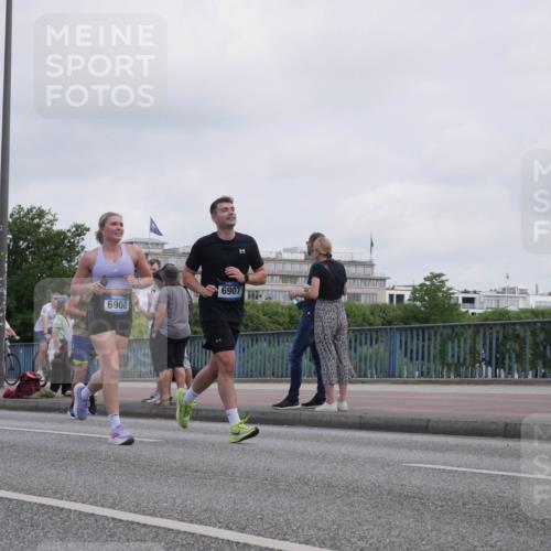 29.06.2025 - hella hamburg halbmarathon Luisa Fischer http://msf.ph/oto/8501382 29.06.2025 10:08:11 Kennedybrücke 4394, 6908, 6907, 1347, 3071, 4394, 6907, 6908, 7826 meine-sportfotos.de