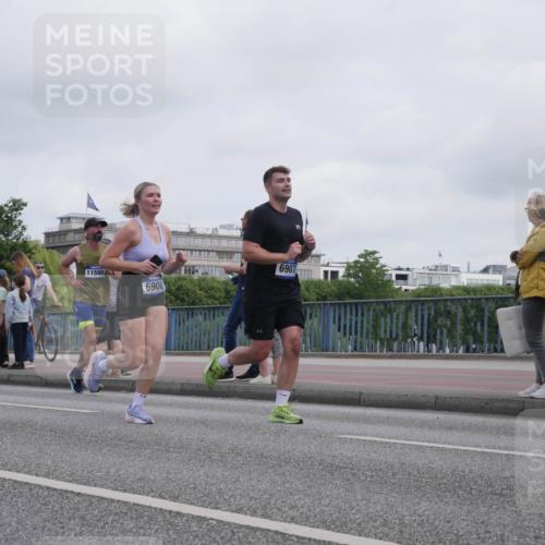 29.06.2025 - hella hamburg halbmarathon Luisa Fischer http://msf.ph/oto/8501385 29.06.2025 10:08:11 Kennedybrücke 11595, 6907, 6908, 1347, 3071, 4394, 6907, 6908, 7826 meine-sportfotos.de