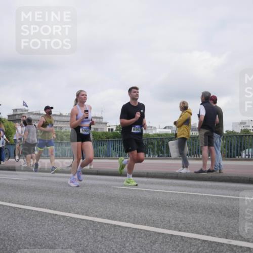 29.06.2025 - hella hamburg halbmarathon Luisa Fischer http://msf.ph/oto/8501390 29.06.2025 10:08:12 Kennedybrücke 4394, 6908, 6907, 1213, 3071, 4394, 6907, 6908, 7826 meine-sportfotos.de