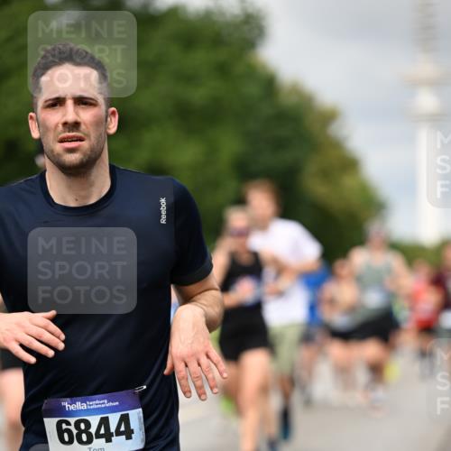 29.06.2025 - hella hamburg halbmarathon Dr. Thomas Lammeyer http://msf.ph/oto/8501392 29.06.2025 10:25:03 Kennedybrücke 1011, 1266, 2053, 2101, 2325, 2383, 2834, 2923, 2986, 3161, 3247, 3781, 3813, 3842, 4082, 4154, 4166, 4288, 4350, 4754, 4869, 5181, 5625, 5811, 5812, 6275, 6308, 6608, 6844, 6951, 7608, 8113, 8146, 8724, 8940, 9005, 9011, 9236, 9501, 9981, 10039, 10350, 10585, 10602, 11145 meine-sportfotos.de