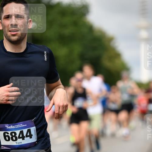 29.06.2025 - hella hamburg halbmarathon Dr. Thomas Lammeyer http://msf.ph/oto/8501397 29.06.2025 10:25:03 Kennedybrücke 1011, 1266, 2053, 2101, 2325, 2383, 2834, 2923, 2986, 3161, 3247, 3781, 3813, 3842, 4082, 4154, 4166, 4288, 4350, 4754, 4869, 5181, 5625, 5811, 5812, 6275, 6308, 6608, 6844, 6951, 7608, 8113, 8146, 8724, 8940, 9005, 9011, 9236, 9501, 9981, 10039, 10350, 10585, 10602, 11145 meine-sportfotos.de