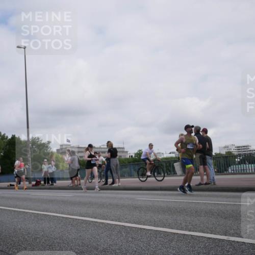 29.06.2025 - hella hamburg halbmarathon Luisa Fischer http://msf.ph/oto/8501403 29.06.2025 10:08:13 Kennedybrücke 11595, 1213, 3071, 4394, 5869, 6907, 6908, 7826 meine-sportfotos.de