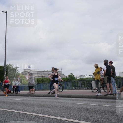 29.06.2025 - hella hamburg halbmarathon Luisa Fischer http://msf.ph/oto/8501409 29.06.2025 10:08:14 Kennedybrücke 3071, 4394, 1213, 3071, 4394, 5869, 6907, 6908, 7826 meine-sportfotos.de