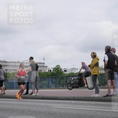 29.06.2025 - hella hamburg halbmarathon Luisa Fischer http://msf.ph/oto/8501425 29.06.2025 10:08:16 Kennedybrücke 513, 1213, 3071, 4394, 5869, 7826 meine-sportfotos.de