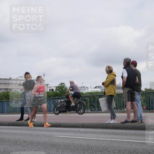 29.06.2025 - hella hamburg halbmarathon Luisa Fischer http://msf.ph/oto/8501427 29.06.2025 10:08:16 Kennedybrücke 07, 1613, 1213, 3071, 4394, 5869, 7826 meine-sportfotos.de