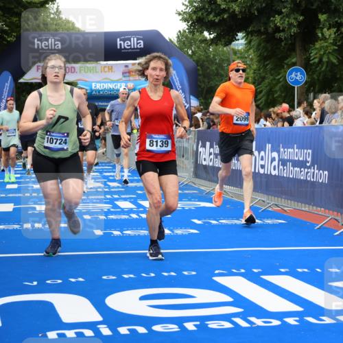 29.06.2025 - hella hamburg halbmarathon Strokosch-Dieckow http://msf.ph/oto/8501428 29.06.2025 10:52:54 Ziel 1257, 1258, 1657, 2099, 2444, 2814, 2910, 3334, 4557, 4558, 4770, 5077, 5907, 7509, 8139, 8720, 8955, 9065, 9093, 9163, 10724, 10811, 11217, 11992, 12155, 12367, 12519, 12910, 14198, 14286, 14791, 15430, 18590, 18720 meine-sportfotos.de