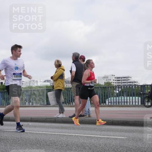 29.06.2025 - hella hamburg halbmarathon Luisa Fischer http://msf.ph/oto/8501441 29.06.2025 10:08:18 Kennedybrücke 3071, 35, 18556, 1613, 1213, 3071, 3578, 4394, 5869, 7826, 8316 meine-sportfotos.de
