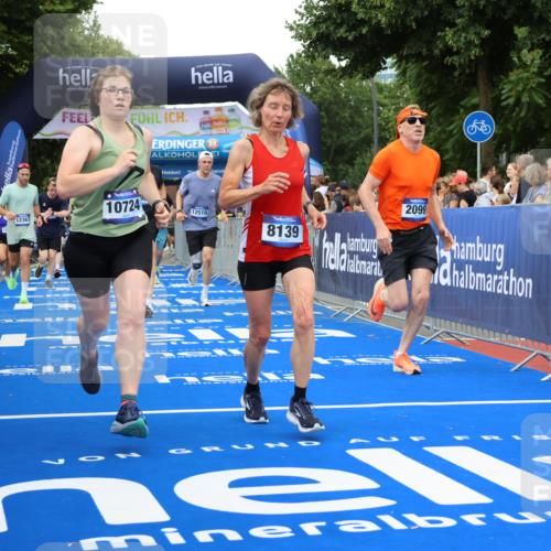29.06.2025 - hella hamburg halbmarathon Strokosch-Dieckow http://msf.ph/oto/8501451 29.06.2025 10:52:54 Ziel 1257, 1258, 1657, 2099, 2444, 2814, 2910, 3334, 4557, 4558, 4770, 5077, 5907, 7509, 8139, 8720, 8955, 9065, 9093, 9163, 10724, 10811, 11217, 11992, 12155, 12367, 12519, 12910, 14198, 14286, 14791, 15430, 18590, 18720 meine-sportfotos.de