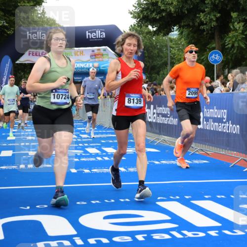 29.06.2025 - hella hamburg halbmarathon Strokosch-Dieckow http://msf.ph/oto/8501463 29.06.2025 10:52:54 Ziel 1257, 1258, 1657, 2099, 2444, 2814, 2910, 3334, 4557, 4558, 4770, 5077, 5907, 7509, 8139, 8720, 8955, 9065, 9093, 9163, 10724, 10811, 11217, 11992, 12155, 12367, 12519, 12910, 14198, 14286, 14791, 15430, 18590, 18720 meine-sportfotos.de