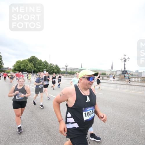 29.06.2025 - hella hamburg halbmarathon Jannik Wohlers http://msf.ph/oto/8501476 29.06.2025 10:57:59 Lombardsbrücke 1001, 1845, 2043, 3540, 3868, 4117, 5104, 5159, 5655, 5782, 5988, 6825, 7262, 7617, 7664, 7870, 8076, 9123, 9239, 9636, 10462, 10473, 10498, 10937, 11708, 12023, 12024, 12310, 12433, 12968, 13218, 13226, 13355, 13356, 13469, 13547, 14584, 14935, 15926, 16048, 16329, 16408, 16561, 16878, 17227, 17228, 18822, 19183 meine-sportfotos.de