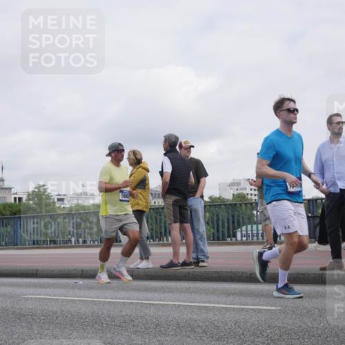 29.06.2025 - hella hamburg halbmarathon Luisa Fischer http://msf.ph/oto/8501477 29.06.2025 10:08:22 Kennedybrücke 5869, 1213, 1863, 2298, 3071, 3578, 5869, 6059, 7826, 8316, 8999, 9007, 9165, 9680, 10694 meine-sportfotos.de