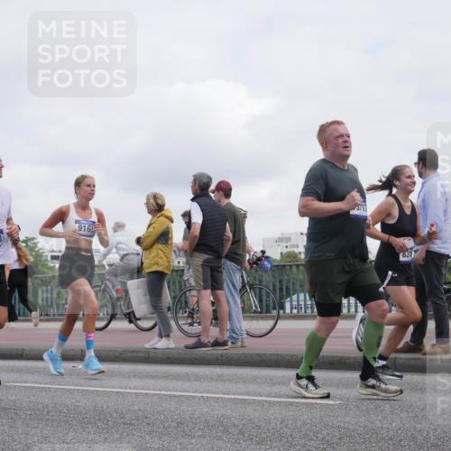 29.06.2025 - hella hamburg halbmarathon Luisa Fischer http://msf.ph/oto/8501509 29.06.2025 10:08:28 Kennedybrücke 9165, 3578, 831, 1863, 2298, 3578, 4220, 6059, 8316, 8999, 9007, 9019, 9075, 9165, 9559, 9680, 10694 meine-sportfotos.de