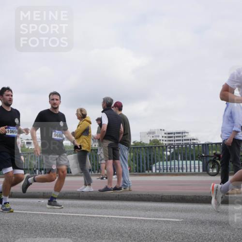 29.06.2025 - hella hamburg halbmarathon Luisa Fischer http://msf.ph/oto/8501521 29.06.2025 10:08:30 Kennedybrücke 242, 10694, 9680, 3578, 127, 1863, 2298, 3578, 4014, 4220, 5073, 6059, 8316, 8999, 9007, 9019, 9075, 9165, 9361, 9559, 9680, 10694 meine-sportfotos.de