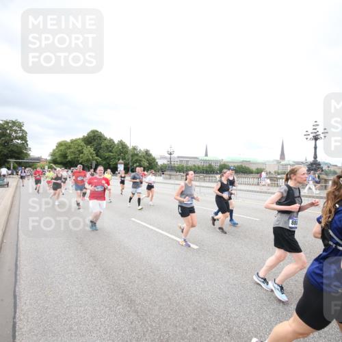 29.06.2025 - hella hamburg halbmarathon Jannik Wohlers http://msf.ph/oto/8501524 29.06.2025 10:58:00 Lombardsbrücke 1001, 1646, 1845, 2043, 3540, 3868, 4117, 5104, 5159, 5655, 5732, 5782, 5988, 6825, 7262, 7617, 7664, 7870, 8076, 8701, 9123, 9225, 9239, 9636, 10462, 10473, 10498, 10937, 11708, 12023, 12024, 12310, 12433, 12968, 13226, 13355, 13356, 13469, 13547, 14584, 14935, 15926, 16048, 16408, 16561, 16878, 17227, 17228, 18822, 19183 meine-sportfotos.de