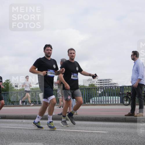29.06.2025 - hella hamburg halbmarathon Luisa Fischer http://msf.ph/oto/8501525 29.06.2025 10:08:30 Kennedybrücke 1863, 10694, 9680, 1863, 2298, 3578, 4014, 4220, 5073, 6059, 8316, 8999, 9007, 9019, 9075, 9165, 9361, 9559, 9680, 10694 meine-sportfotos.de